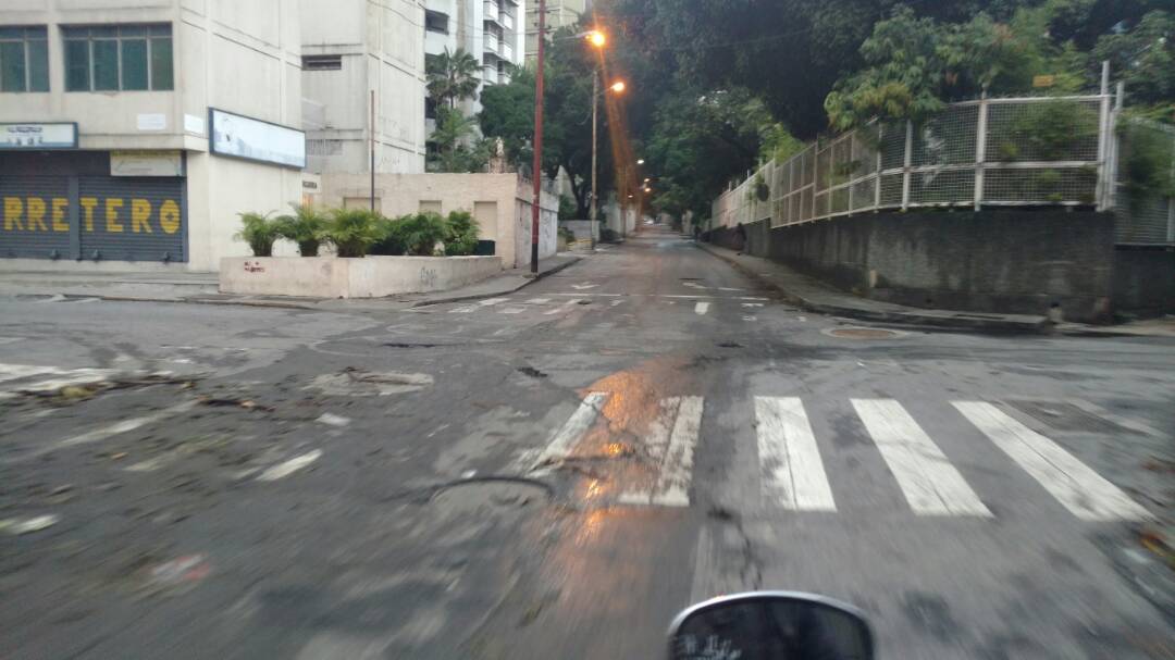 Desoladas amanecen las vías en La Florida #20Jul (Fotos)