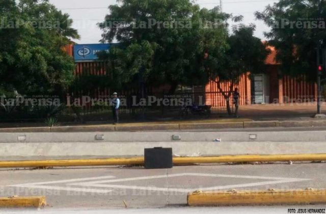 Foto: "Maletín bomba" frente al Ministerio Público al oeste de Barquisimeto / Prensa de Lara