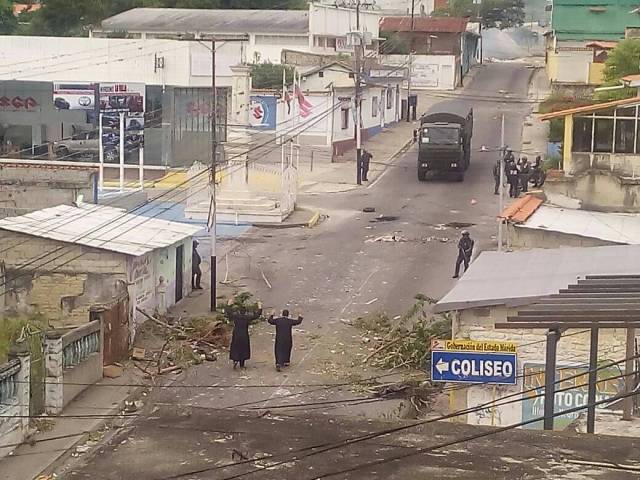 Foto: Sacerdotes tratan de mediar ante fuerte represión en Mérida / Cortesía 