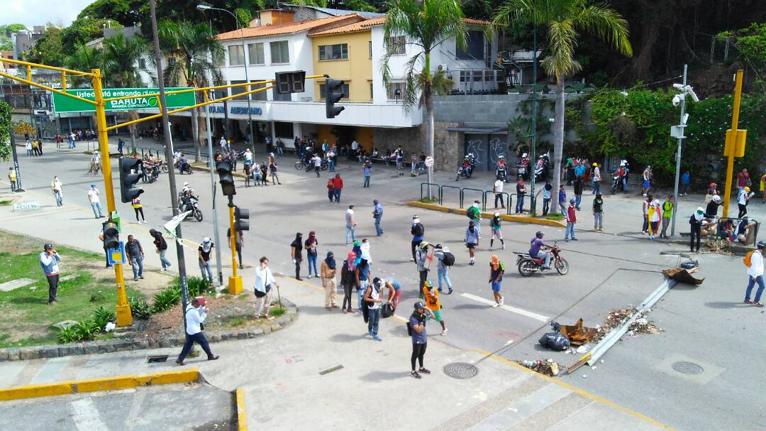 Realizan trancazo en Las Mercedes tras represión de la GNB #6Jul