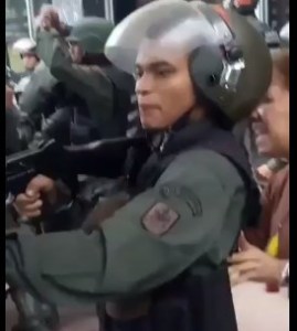 EN VIDEO: Al grito de “Libertad” los guaros corrieron a los esbirros que amedrentaban en Barquisimeto