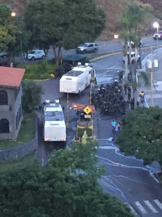 GNB mantiene asediados a vecinos de Terrazas del Ávila: Ingresan ballenas y lanzan lacrimógenas