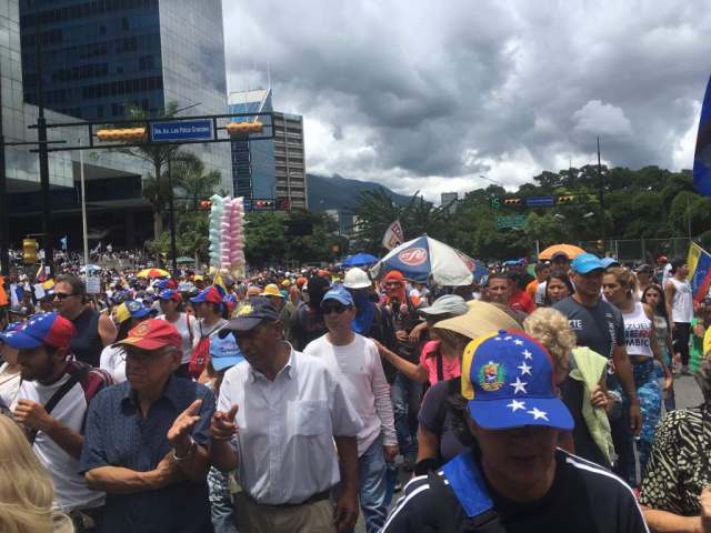 Manifestantes marchan con rumbo al TSJ (Foto: LaPatilla.com)