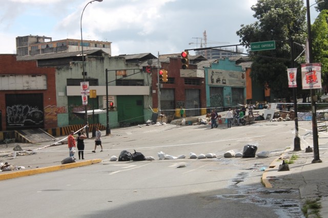 Persisten las barricadas en la avenida Rómulo Gallegos (Foto: @edgarcardenasp)