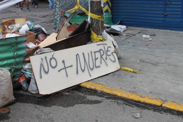 Persisten las barricadas en la avenida Rómulo Gallegos (Foto: @edgarcardenasp)