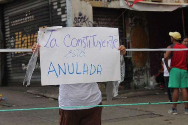 Persisten las barricadas en la avenida Rómulo Gallegos (Foto: @edgarcardenasp)