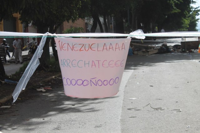 Persisten las barricadas en la avenida Rómulo Gallegos (Foto: @edgarcardenasp)