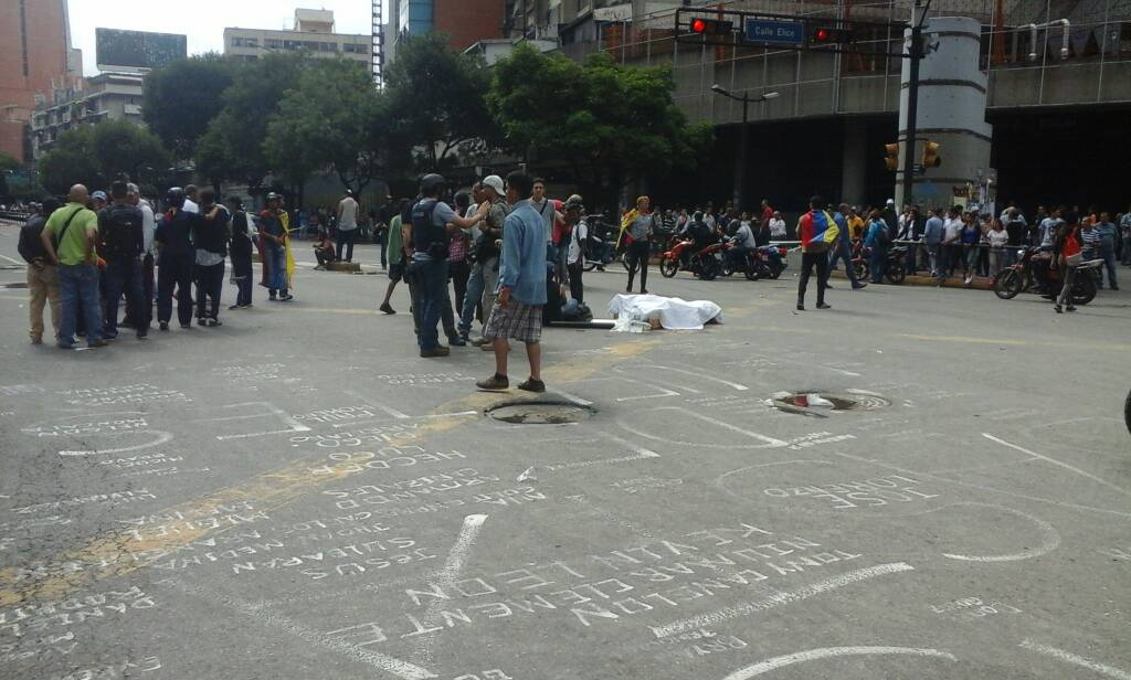 Vecinos realizan trancazo en calles de Chacao #18Jul (Fotos)