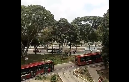 Gran cantidad de autobuses en los alrededores de Los Próceres #5Jul (videos)