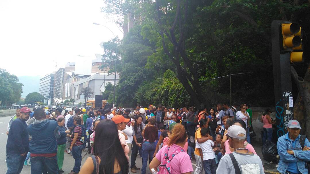 GNB ataca a vecinos que se mantienen en protesta en La California #31Jul (fotos y video)