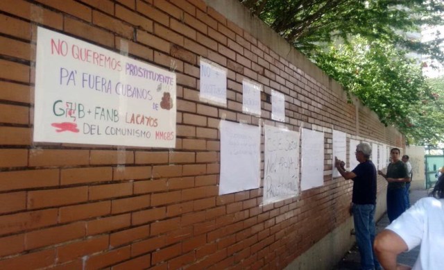 Pancartas en la Escuela Técnica Popular Don Bosco // Foto @pedro_mendez_d 