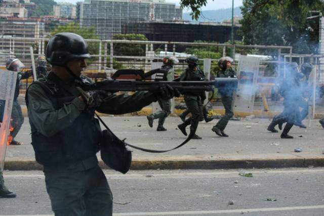 Disparos de lacrimógenas horizontales y demás atrocidades: La represión de la GNB en Bello Campo. Foto: Régulo Gómez / LaPatilla.com