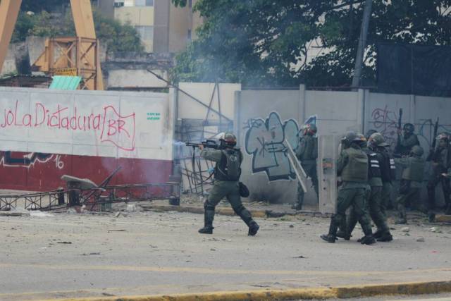 Disparos de lacrimógenas horizontales y demás atrocidades: La represión de la GNB en Bello Campo. Foto: Régulo Gómez / LaPatilla.com