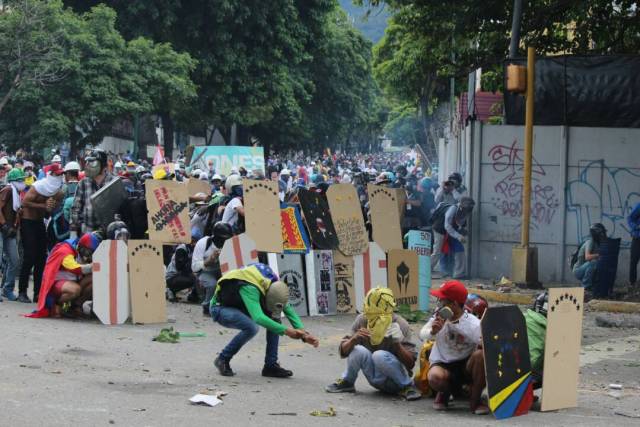 Disparos de lacrimógenas horizontales y demás atrocidades: La represión de la GNB en Bello Campo. Foto: Régulo Gómez / LaPatilla.com