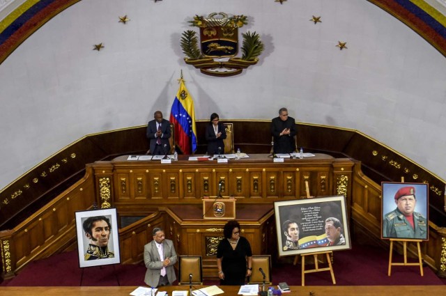 The president of Venezuela's Constituent Assembly Delcy Rodriguez (back row-C) is pictured during a session in Caracas on August 8 , 2017.  The United Nations on Tuesday slammed Venezuela's use of "excessive force" against protesters, amid worsening tensions and fresh moves against the opposition. / AFP PHOTO / JUAN BARRETO