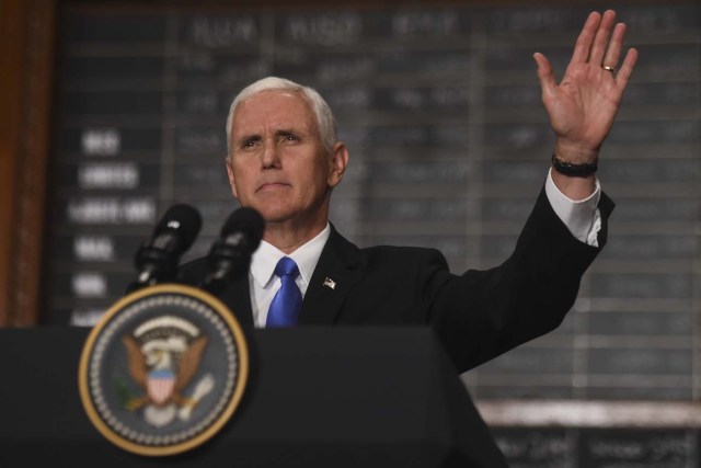 US Vice President Mike Pence waves after delivering a speech at the Buenos Aires Stock Exchange on August 15, 2017. Pence arrived in Argentina for a 24-hour official visit on the second stop in a tour of Latin America to rally the region over the Venezuela crisis. / AFP PHOTO / Eitan ABRAMOVICH