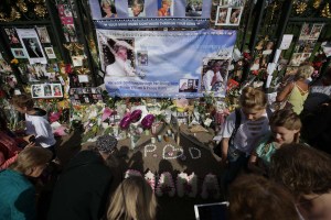 Velas, flores y mensajes para la princesa Diana (fotos)