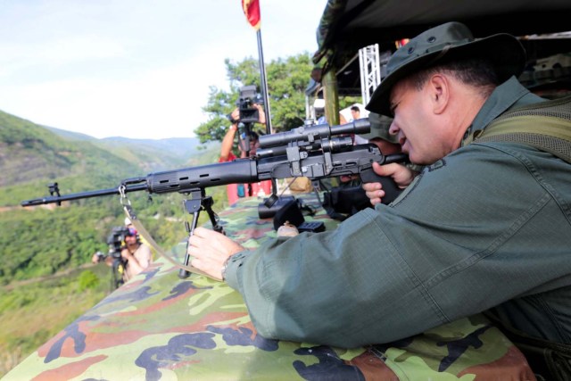 Venezuela's Defense Minister Vladimir Padrino Lopez aims a rifle during military exercises in Caracas, Venezuela, August 26, 2017. Miraflores Palace/Handout via REUTERS ATTENTION EDITORS - THIS PICTURE WAS PROVIDED BY A THIRD PARTY.
