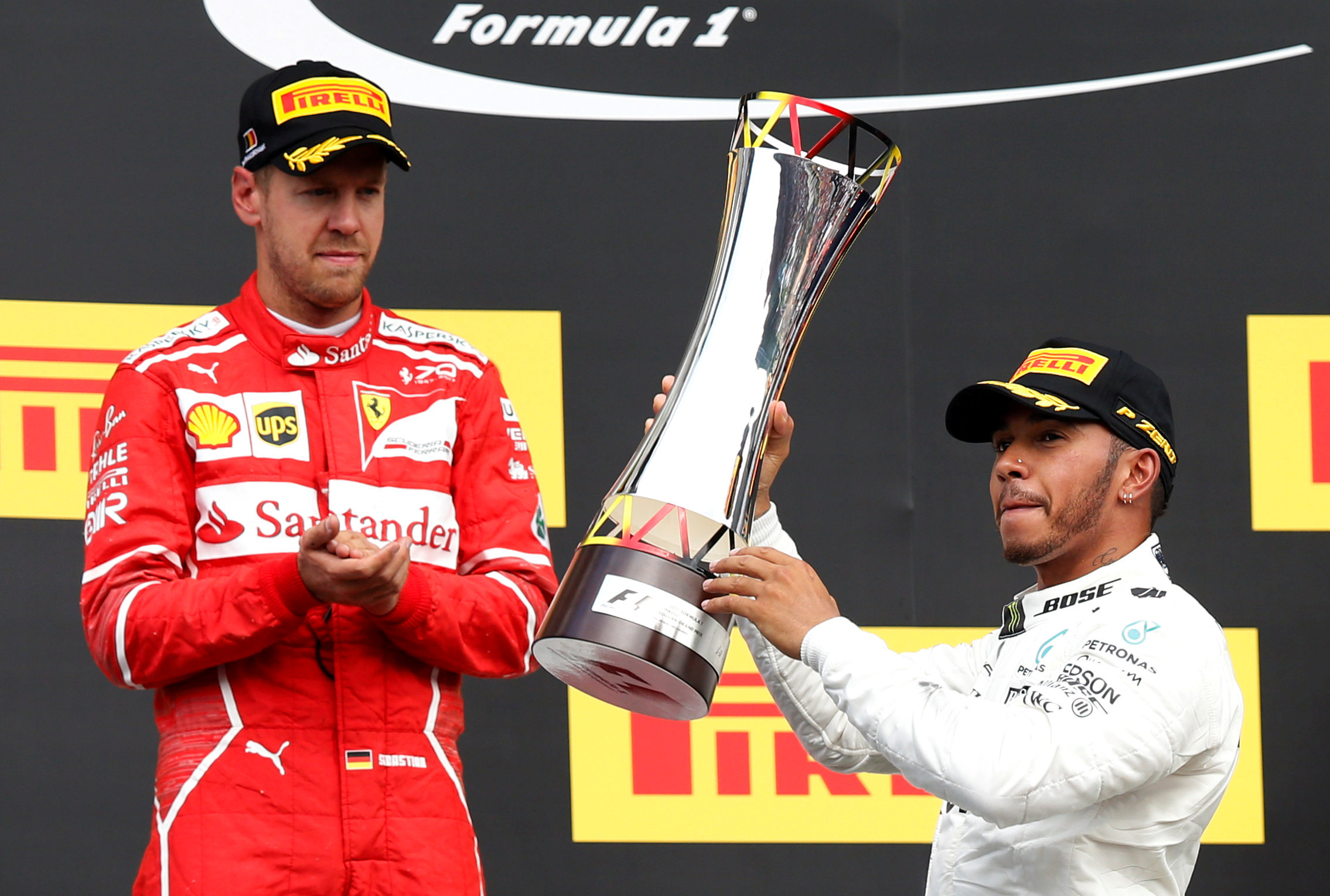 Vettel y Hamilton pugnan por un título imposible para el tercero más laureado