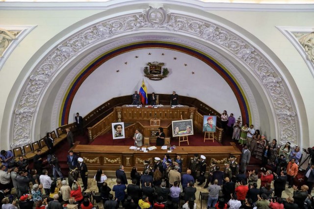 VZL10. CARACAS (VENEZUELA), 08/08/2017.- Vista general de la segunda sesión plenaria de la Asamblea Nacional Constituyente hoy, martes 8 de agosto de 2017, en Caracas (Venezuela). La Asamblea Nacional Constituyente de Venezuela, electa hace poco más de una semana y de composición oficialista, inició hoy una sesión para definir su funcionamiento como poder plenipotenciario, luego de haber tomado los espacios del Parlamento hasta ahora controlado por la oposición. En esta, su segunda plenaria desde que fue instalada, los constituyentes debatirán las normas de funcionamiento del cuerpo integrado por más de 500 asambleístas, y con poderes suficientes para refundar el Estado, redactar una nueva Constitución, sin que ningún otro poder público pueda oponerse.EFE/Miguel Gutiérrez