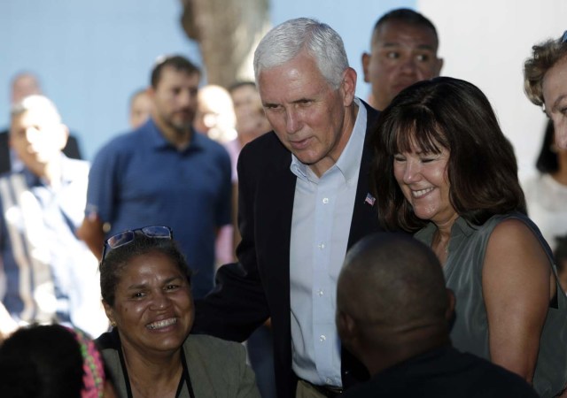 CTG20. CARTAGENA (COLOMBIA), 14/08/2017.- El vicepresidente de EE.UU., Mike Pence (c), y su esposa, Karen (d), hablan con un grupo de ciudadanos venezolanos hoy, lunes 14 de Agosto de 2017, en Cartagena (Colombia). Pence inició hoy una reunión con medio centenar de venezolanos en Cartagena de Indias para conocer de primera mano la situación que viven tras abandonar su país. La reunión se desarrolla en la "Calvary Chapel", una iglesia cristiana ubicada en el turístico barrio de Bocagrande de Cartagena. EFE/Ricardo Maldonado