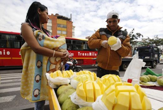 Cada vez es más frecuente ver en las calles de diferentes países a venezolanos, en su gran mayoría jóvenes, como vendedores informales