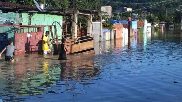 Foto: Unas 46 familias afectadas por la crecida del Río Tuy  / Jorge Galindo 