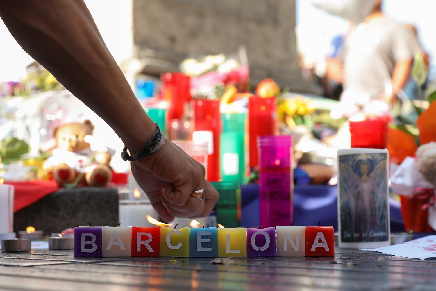 Forenses identifican a ocho de los 14 fallecidos en atentados de Barcelona, España