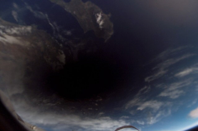 NASA01. ESTACIÓN ESPACIAL INTERNACIONAL, 29/03/06.- La sombra de la Luna se puede ver sobre la Tierra desde la Estación Espacial Internacional, a 370 km sobre el planeta, durante el eclipse total, hoy 29 de marzo. En la imagen se puede ver una porción de Chipre y la costa de Turquía en el mar Mediterráneo. EFE/NASA