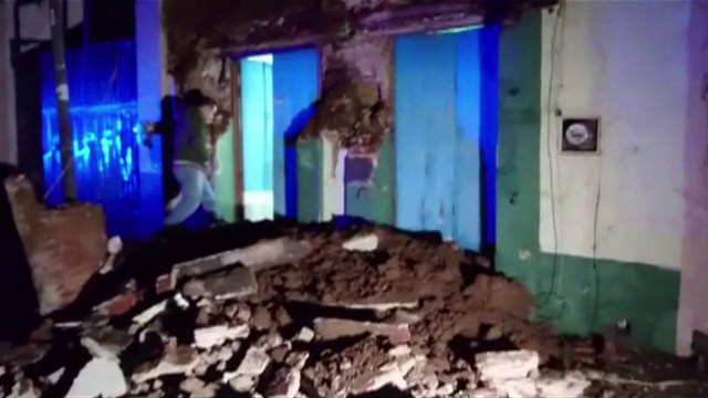 A video grab made from AFPTV footage shows damage to a building in downtown Oaxaca on September 8, 2017 after a powerful 8.2-magnitude earthquake rocked Mexico late on September 7, killing at least five people and triggering a tsunami alert in what the president called the quake-prone country's biggest one in a century. / AFP PHOTO / AFPTV / Oscar GARCIA