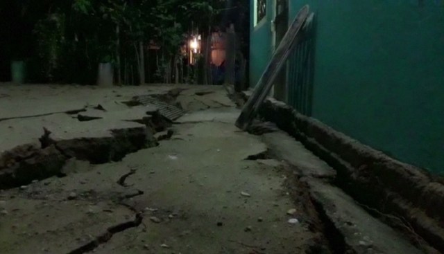 A video grab made from AFPTV footage shows damage to a building in Minatitlan, Mexico, on September 8, 2017 after a powerful 8.2-magnitude earthquake rocked Mexico late on September 7. A powerful 8.2-magnitude earthquake rocked Mexico late September 7, killing at least 15 people and triggering a tsunami alert in what the president called the quake-prone country's biggest one in a century. / AFP PHOTO / AFPTV / Carlos SANTOS AND Lizbeth CUELLO