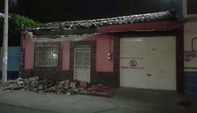 A video grab made from AFPTV footage shows damage to a building in Tuxtla Gutierrez, south of Veracruz, on September 8, 2017 after a powerful 8.2-magnitude earthquake rocked Mexico late on September 7. A powerful 8.2-magnitude earthquake rocked Mexico late September 7, killing at least 15 people and triggering a tsunami alert in what the president called the quake-prone country's biggest one in a century. / AFP PHOTO / AFPTV / Carlos SANTOS AND Lizbeth CUELLO