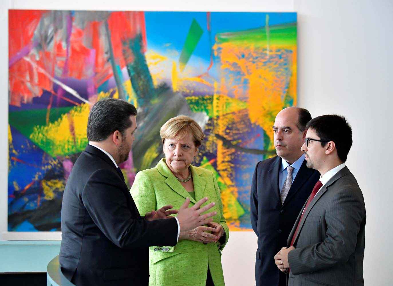 Merkel no descarta que la Unión Europea imponga sanciones a gobierno de Maduro