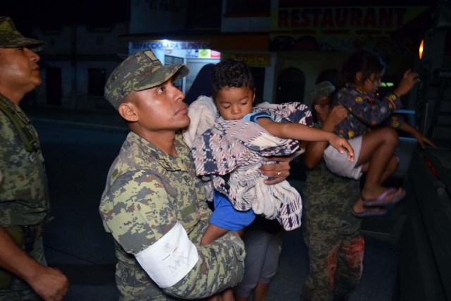 Soldiers help children to get on a truck as residents are being evacuated from their coastal town after an earthquake struck off the southern coast, in Puerto Madero, Mexico September 8, 2017. REUTERS/Jose Torres NO RESALES. NO ARCHIVES