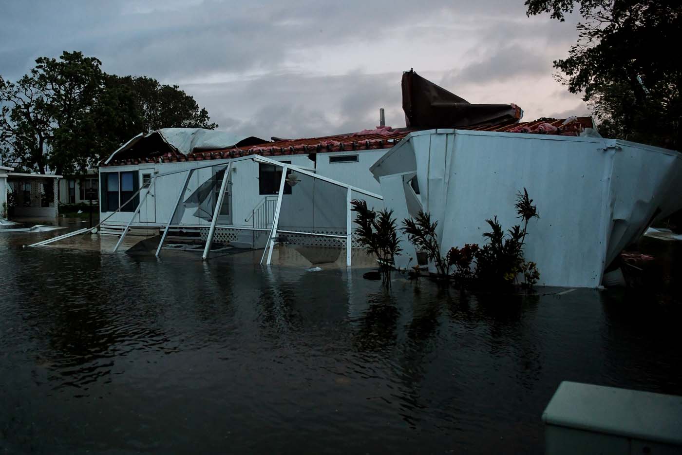 Más de 6,2 millones de hogares y comercios sin electricidad en Florida