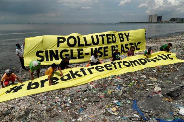 Una pancarta de Greenpeace denuncia la polución por el uso de plásticos durante una campaña para recolectar deshechos plásticos en la costa de la isla de la Libertad en Paranaque, al sur de Manila en Filipinas, hoy, 14 de septiembre de 2017 / Foto: EFE