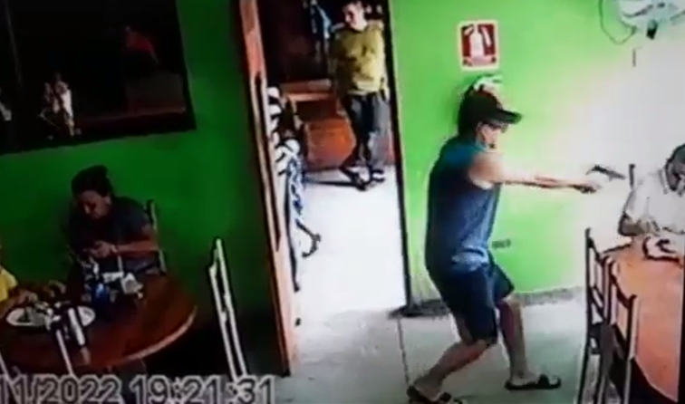 ¡Impactante video!… un sicario abalea a un hombre en un restaurante en Maracaibo