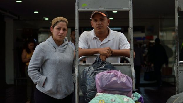 EUGENIA RODRIGUEZ PERIA Image caption Arlyn y Gustavo llegaron a Bogotá tras unas 27 horas de viaje desde Maracaibo.