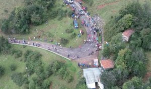 Fallece una joven ciclista al chocar con un muro en la bajada de L’Angliru