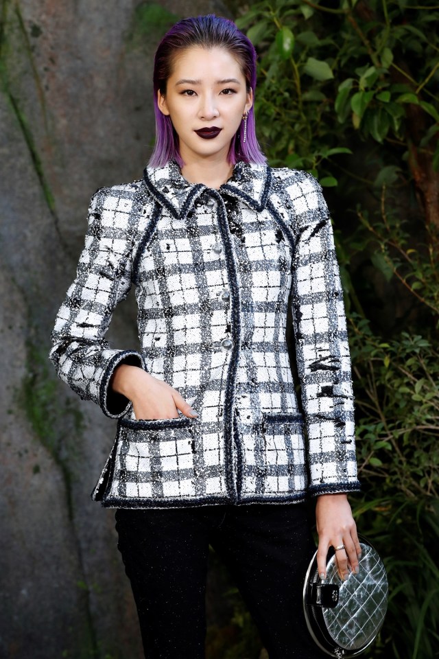 Korean model Irene Kim poses during a photocall prior to the Chanel women's 2018 Spring/Summer ready-to-wear collection fashion show in Paris, on October 3, 2017.  / AFP PHOTO / FRANCOIS GUILLOT