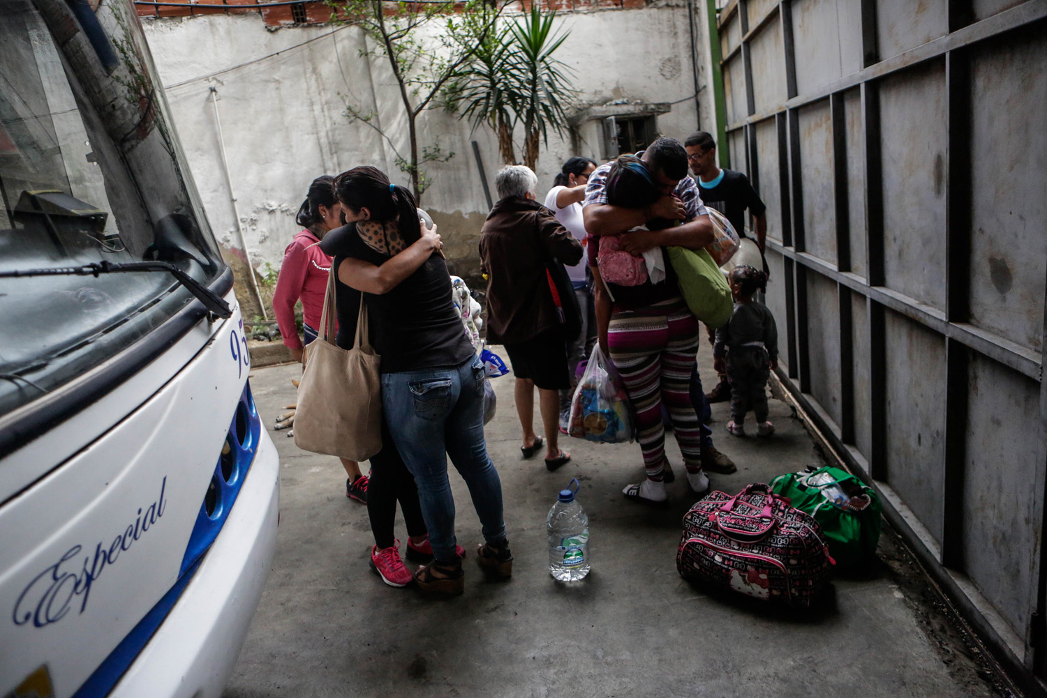 Venezolanos de bajos recursos migran por tierra con una maleta de 25 kilogramos