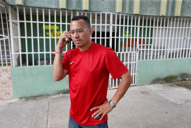 Celso Núñez habla por teléfono mientras busca materiales de construcción para vender en Valencia, Venezuela, 16 de agosto de 2017. Foto tomada el 16 de agosto de 2017. REUTERS / Andres Martínez Casares