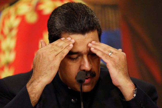 Venezuela's President Nicolas Maduro gestures as he talks to the media during a news conference at Miraflores Palace in Caracas, Venezuela October 17, 2017. REUTERS/Carlos Garcia Rawlins