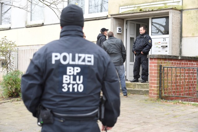 La policía alemana arrestó a un sirio de 19 años sospechoso de planear un ataque con bomba motivado por los islamistas en Alemania Policía frente a un edificio residencial en Schwerin, Alemania, el 31 de octubre de 2017, luego de que la policía alemana arrestara a un sirio de 19 años sospechoso de planear un ataque con bomba motivado por los islamistas en Alemania. Reuters / Fabian Bimmer
