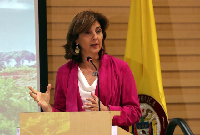 BOG003. BOGOTÁ (COLOMBIA), 24/10/2017.- La canciller de Colombia, María Ángela Holguín (d), habla durante la inauguración del III Congreso de Editores de Medios de la Celac y la Unión Europea (UE) hoy, martes 24 de octubre de 2017, en Bogotá (Colombia). Los medios de comunicación deben tender puentes entre las regiones del mundo para mostrar situaciones difíciles como las que vive Venezuela en derechos humanos y libertad de expresión, afirmaron hoy en Bogotá participantes del congreso. En el encuentro, organizado por Prestomedia Grupo, participan cerca de medio centenar de periodistas y empresarios que debatirán entre hoy y mañana los desafíos globales de la prensa en campos como la política, la economía, el comercio y el medioambiente, entre otros. EFE/Mauricio Dueñas Castañeda