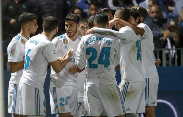 Los jugadores del Real Madrid celebran el primer gol del equipo blanco durante el encuentro correspondiente a la ida de los dieciseisavos de final de la Copa del Rey. EFE / JuanJo Martín