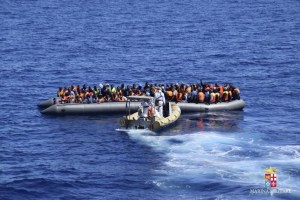 Guardacostas italianos recogen a 42 migrantes auxiliados por marina de EEUU