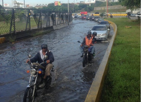 Así se encuentra la laguna en el Distribuidor Altamira #9Oct