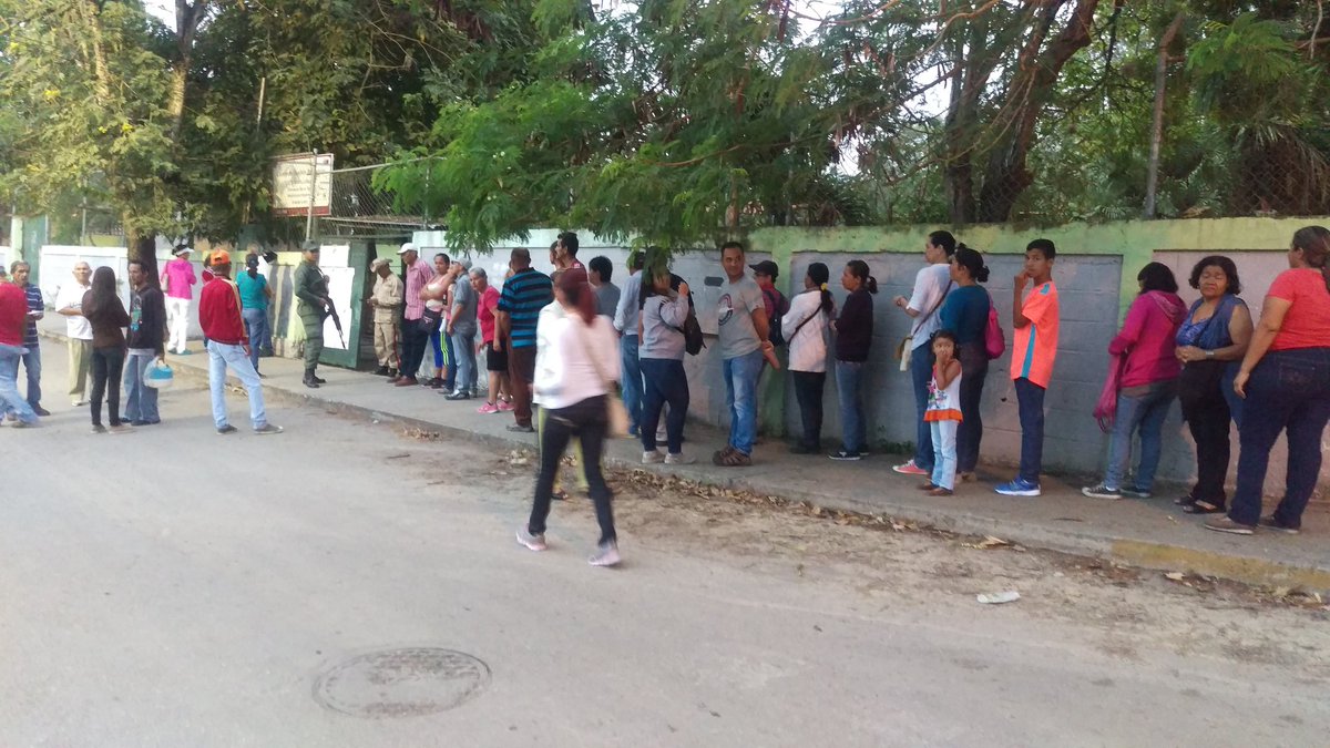 Barquisimeto amanece en las colas para votar #15Oct