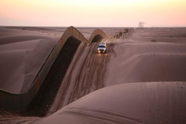 La frontera entre Estados Unidos y México en las dunas de los Algodones. La valla en la frontera entre EE.UU. y México es una construcción de elementos estrechos y altos, que pueden subir y bajar a las dunas de arena en constante movimiento.